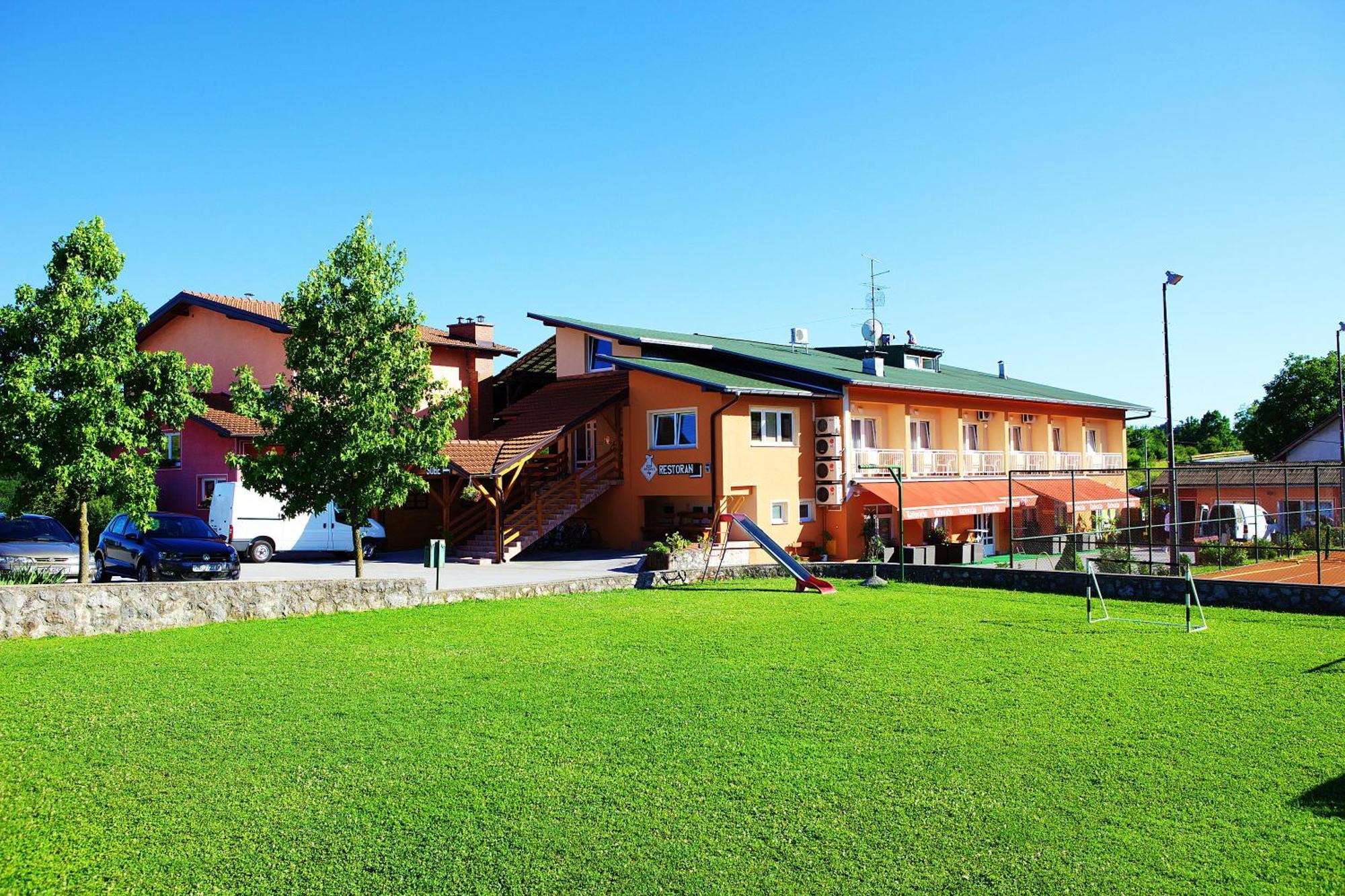 Bed And Breakfast Restaurant Dp Donji Zvecaj Eksteriør billede
