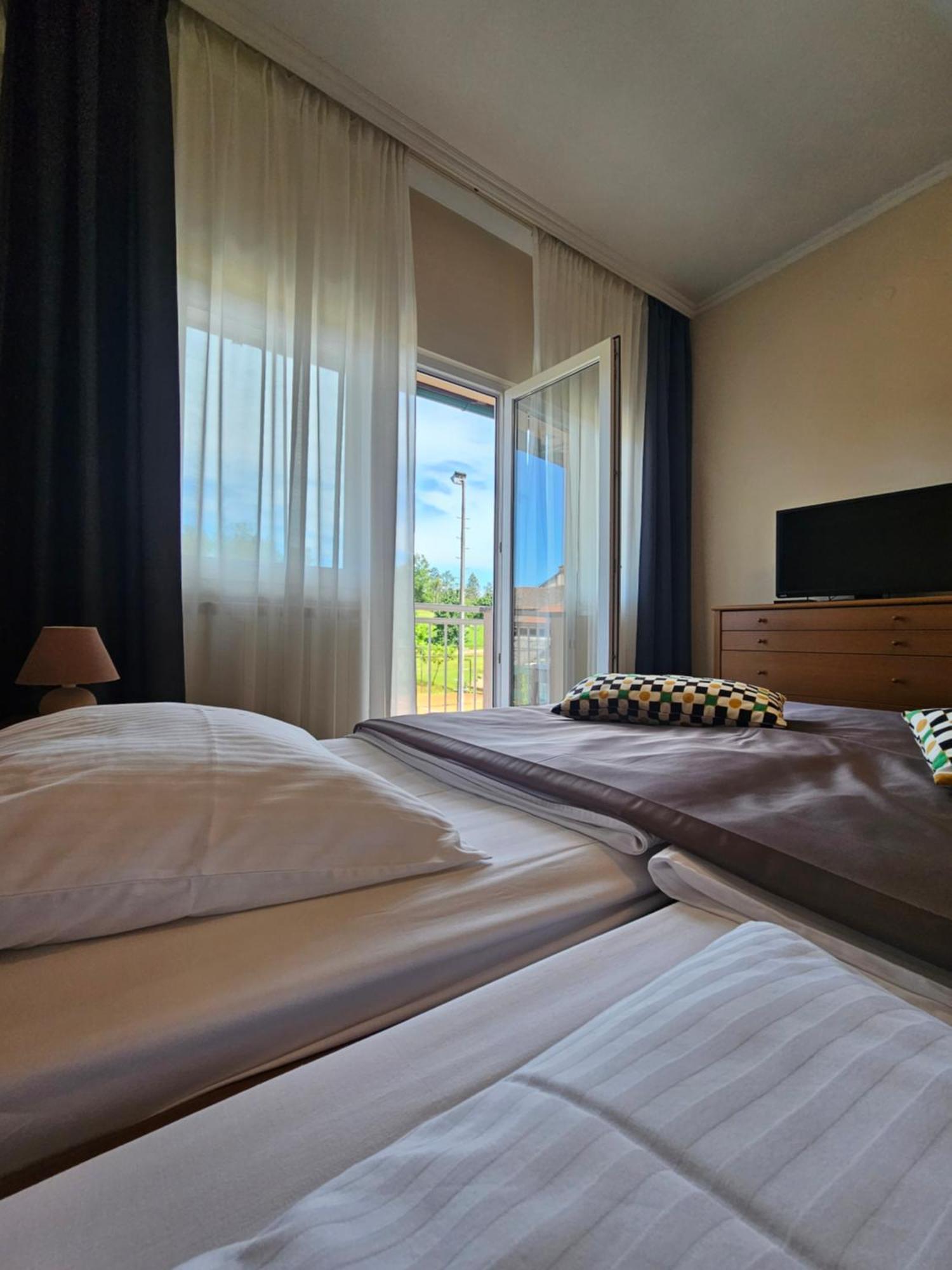 Bed And Breakfast Restaurant Dp Donji Zvecaj Eksteriør billede
