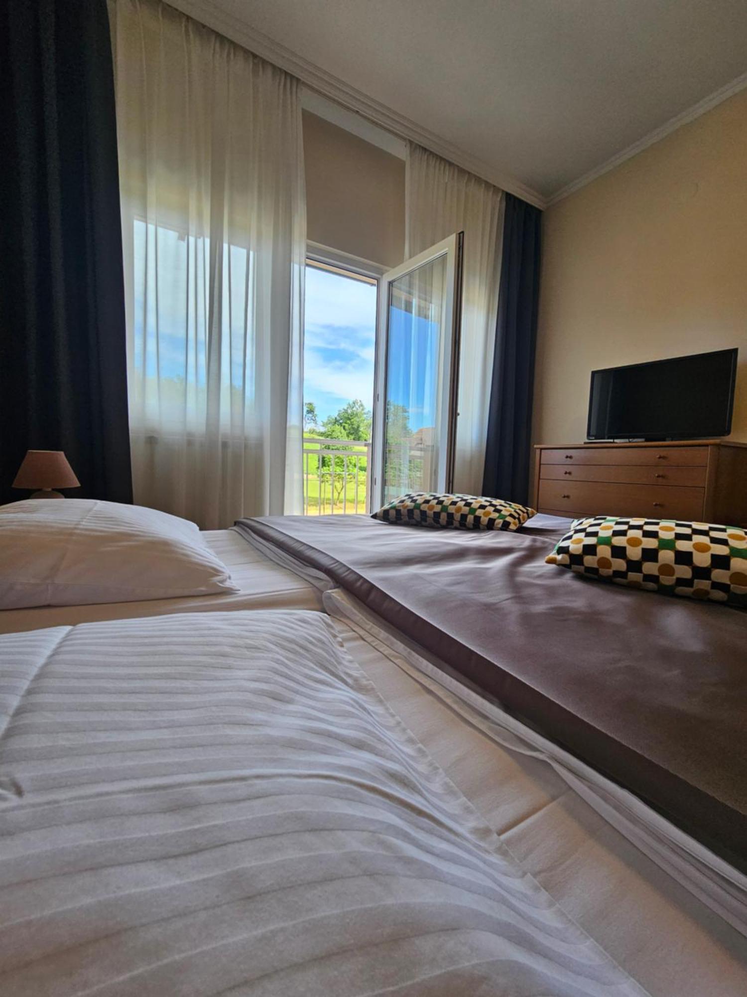 Bed And Breakfast Restaurant Dp Donji Zvecaj Eksteriør billede